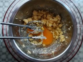 分2次加入鸡蛋液，打发一下