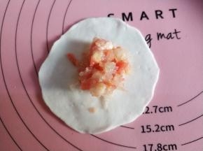 放上适量虾饺馅。