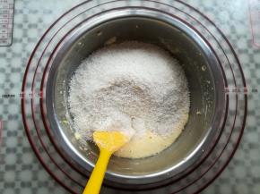 加入低筋面粉和椰蓉混合