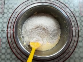 加入低筋面粉和椰蓉混合