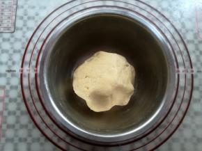 混合到没有干粉的成团状态，放冰箱冷藏半小时