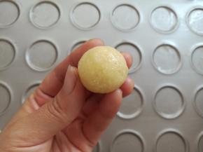 把椰蓉球平均分成30个，每个大概9克