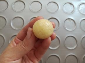 把椰蓉球平均分成30个，每个大概9克