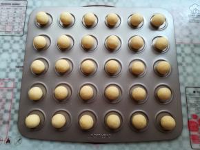 所有的椰蓉球全部搓圆放到模具上