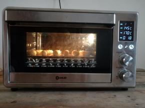 放入预热好的烤箱里，上火145度，下火170度18分钟