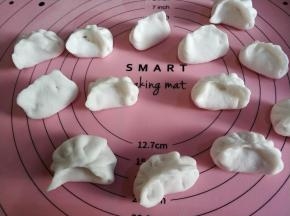 包好自己喜欢形状的饺子。