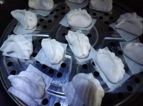 水烧开，篦子上铺油纸放上虾饺，大火蒸五分钟。