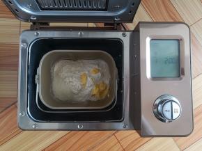把主配方中所有的材料放入面包机，启动发面程序