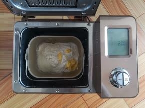 把主配方中所有的材料放入面包机，启动发面程序
