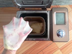 和面完成，剪一小块面团拉一个手套膜，检查面团出膜状态