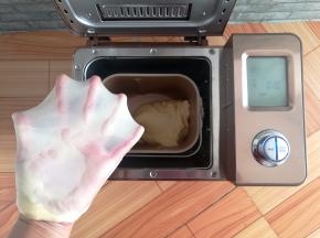 和面完成，剪一小块面团拉一个手套膜，检查面团出膜状态