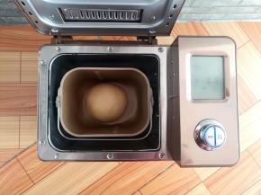 面团收圆，放入面包桶进行第一次发酵