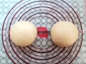 面团取出轻压排气，平均分成2个小面团，排气滚圆