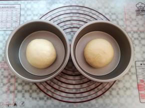 小面团再次滚圆，放入6寸固定模具中