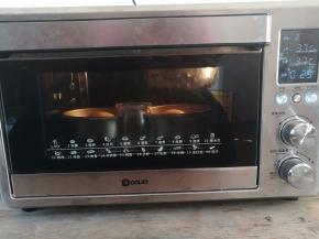 面团放入烤箱中进行第二次发酵，时间30-40分钟，具体看状态