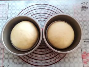 面团发酵到2倍大小，取出室温下发酵，同时预热烤箱