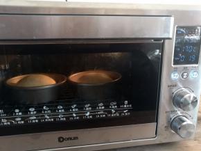 面团放入烤箱下层，上火145度，下火170度烤20分钟，上色后及时加盖锡纸