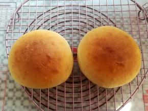 面包烤熟后取出脱模放凉