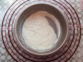 准备30克奶粉和20克糖粉混合均匀后放一边备用
