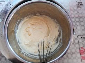 坐热水隔热软化奶油奶酪，用手动打蛋器打发到顺滑状态