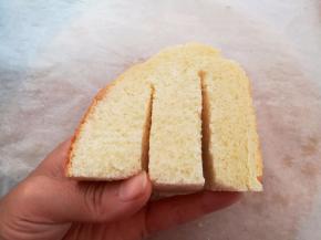 每一块面包分别再切2刀，底部不要切断