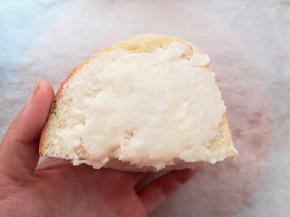 把奶酪馅抹到面包切开的地方，切面处也抹上奶酪馅