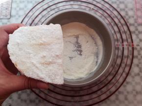 把奶酪馅切面沾上奶粉和糖粉