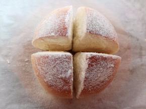 最后在面包的顶部撒上奶粉或者是糖粉