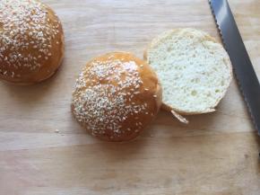 做好的汉堡胚子横向切半