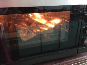 后面盖上锡纸，烤好后放凉后放入保鲜袋备用