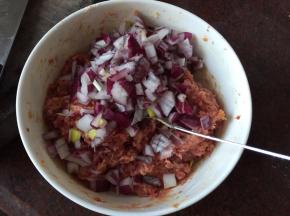 加入洋葱搅拌均匀