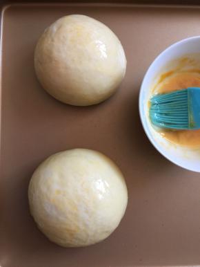 发酵至两倍大时刷上蛋黄液