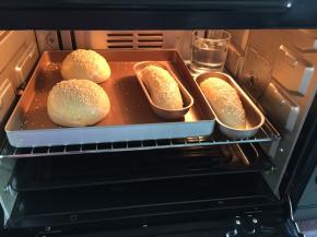 然后放入预热好烤箱，180摄氏度上下火烤20分钟