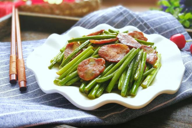家常腊肠炒蒜苔