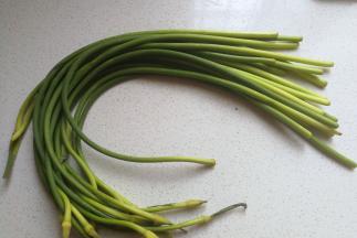 蒜苔一把先洗干净