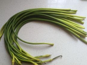 蒜苔一把先洗干净