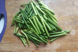 然后切成均匀的小段