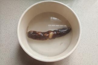 自晒腊肠先用热水清洗一下