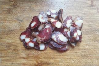 然后切成薄薄的斜片