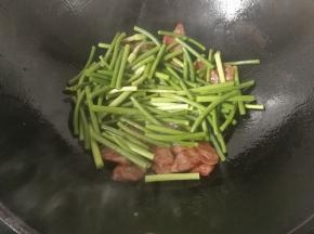 接着倒入蒜苔