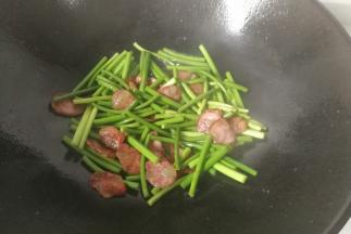 翻炒一会儿，调入少许盐继续翻炒，期间要适时点入清水翻炒