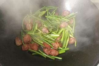 炒至蒜苔变软起虎皮后，再调入适量生抽、胡椒粉和鸡精炒均匀即可出锅装盘