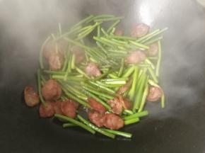 炒至蒜苔变软起虎皮后，再调入适量生抽、胡椒粉和鸡精炒均匀即可出锅装盘