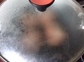 盖上锅盖煎14分钟