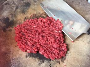 做酥肉肉饼：牛肉和猪肉分别剁成肉泥