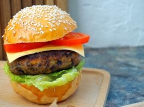 然后依次放入生菜、煎好的肉饼、芝士片、番茄、盖上汉堡胚子