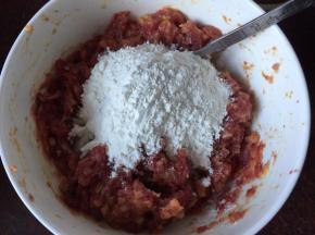 再加入面粉搅拌均匀