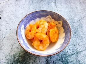 准备好炒好的虾仁。