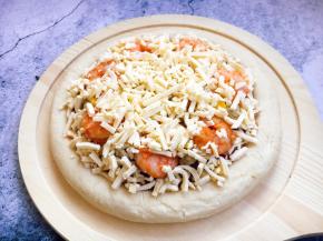 撒上厚厚的一层马苏里拉芝士。