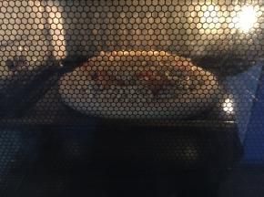 烤箱提前预热5分钟，披萨放入烤箱中层，上下火调至180度，烤至约20分钟左右，芝士融化即可。